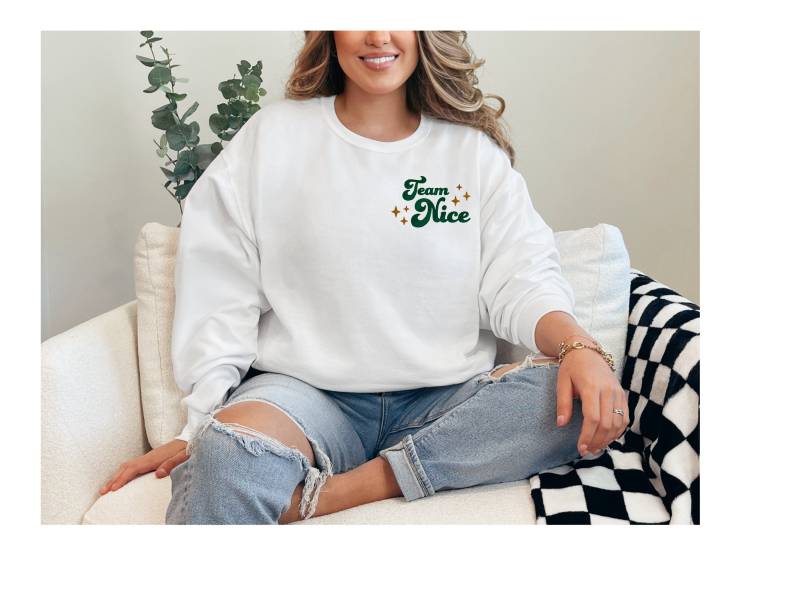 Besticktes Team Nizza Weihnachts-Sweatshirt - Jerzees Pullover- Feiertags-Weihnachts-Pullover Süßer Weihnachtspullover Für Frauen von Flossandfable