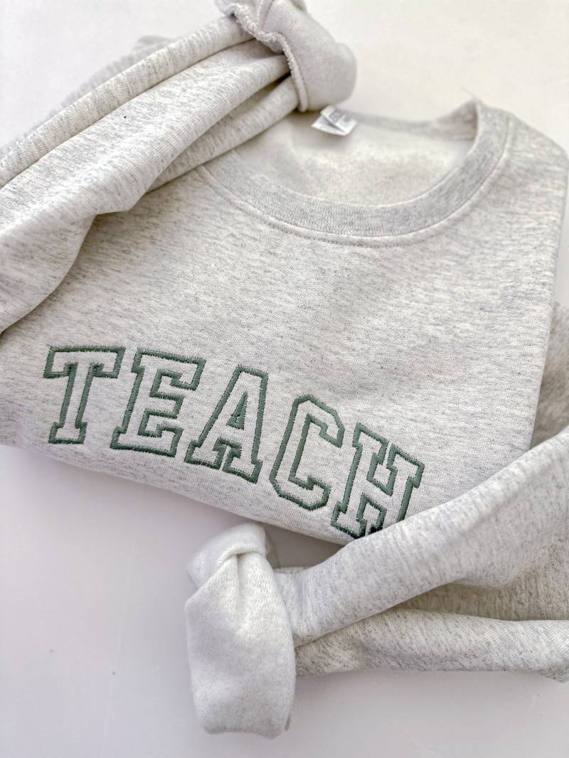 Besticktes Varsity Teach Sweatshirt Mit Rundhalsausschnitt - Jerzees Custom Pullover Benutzerdefiniertes Lehrergeschenk Bestickter Crew von Flossandfable