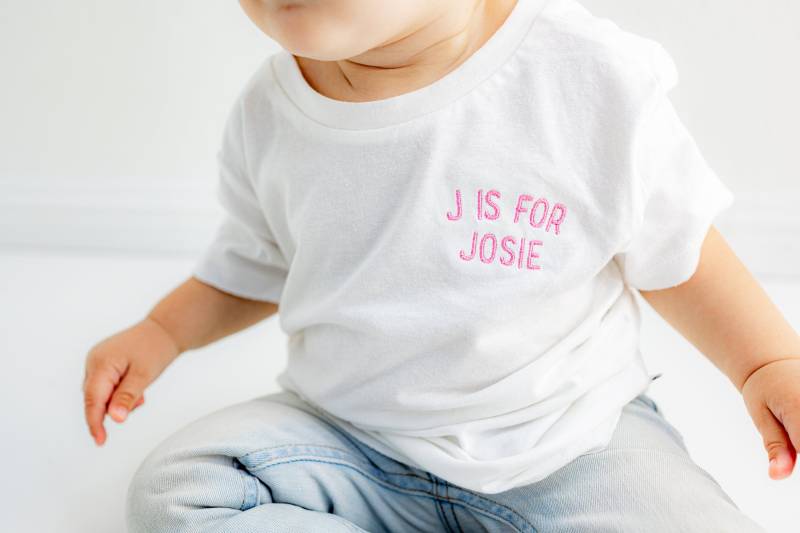 Bio-Baumwolle Benutzerdefinierter Buchstabe Ist Für Den Namen Besticktes Kleinkind-T-Shirt - Personalisierte Babykleidung Gebogener Kreis Linke von Flossandfable