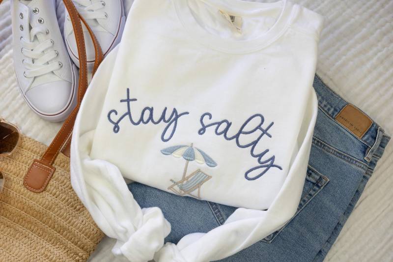 Bleiben Sie Salziges Gesticktes Komfortfarben-Sweatshirt - Christlicher Strandpullover Glaube Basiertes Sweatshirt Glaubenspullover von Flossandfable