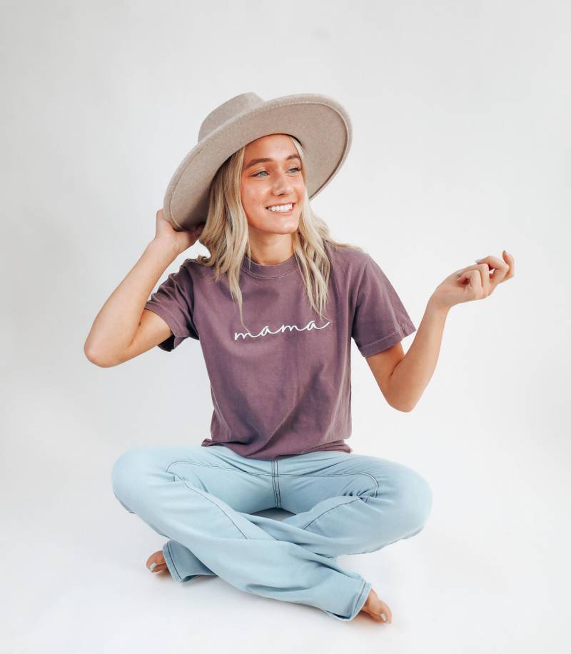 Comfort Colors Besticktes Mama Kurzarm-Shirt - Anpassen Garment Dyed Kurzarm Name Unisex Ton in Center von Flossandfable