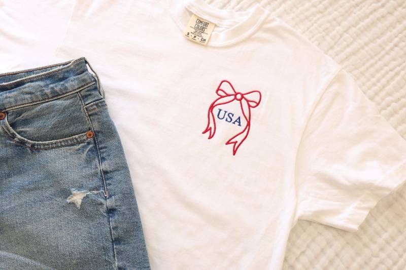 Cropped Usa Bow T-Shirt - Gesticktes Comfort Colors Boxy Süßes 4 von Flossandfable