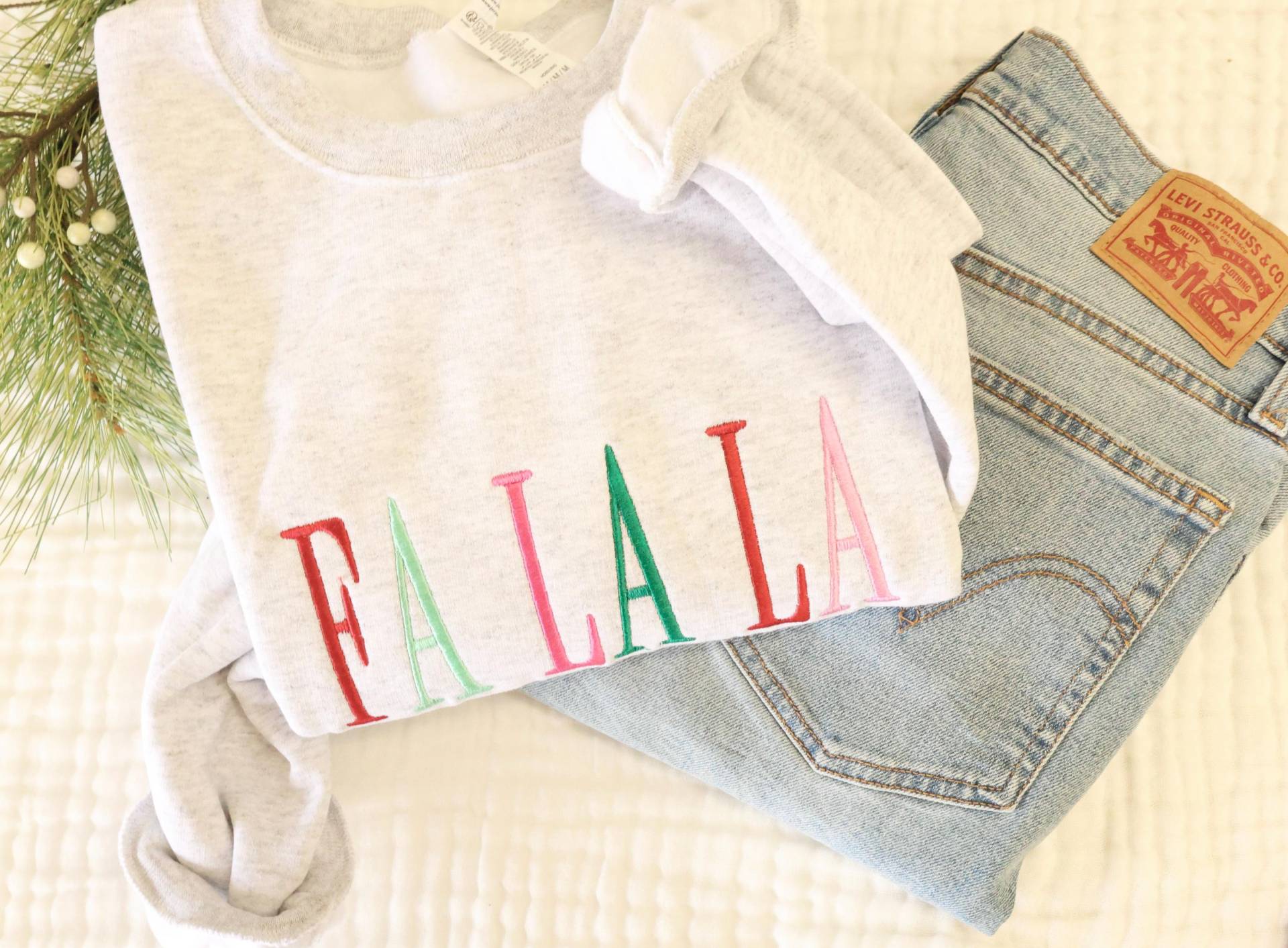 Fa La Bestickte Crew - Buntes Weihnachts-Sweatshirt Mit Rundhalsausschnitt Minimale Girly Weihnachtscrew von Flossandfable