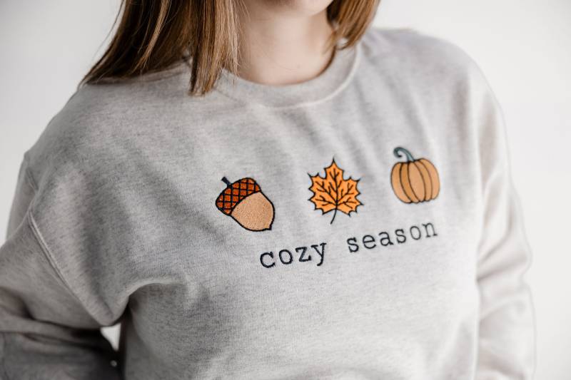 Gesticktes Gemütliches Saison Gesticktes Sweatshirt - Herbst-Pullover Mit Rundhalsausschnitt Kürbis-Sweatshirt Wetter Süßes Herbst-Sweatshirt von Flossandfable
