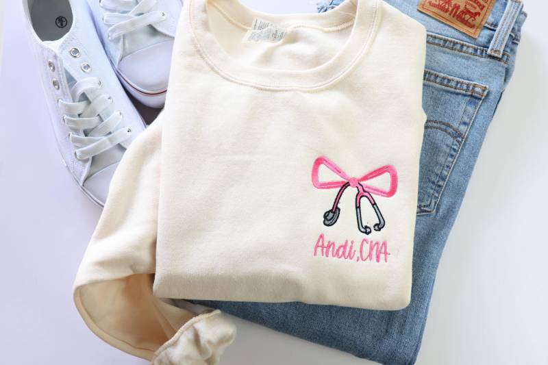Gesticktes Krankenschwester Bogen-Sweatshirt - Personalisiertes Rn Sweatshirt Benutzerdefiniertes Rundhals-Sweatshirt Jerzees Coquette Bow Geschenk von Flossandfable