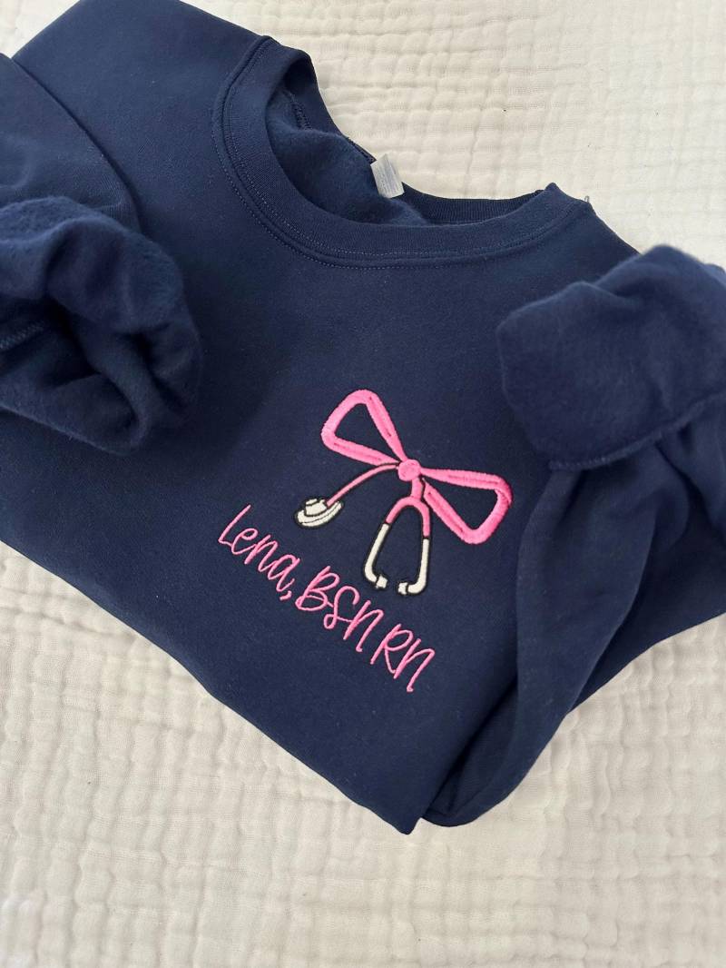 Gesticktes Krankenschwester Bogen-Sweatshirt - Personalisiertes Rn Sweatshirt Benutzerdefiniertes Rundhals-Sweatshirt Jerzees Coquette Bow Geschenk von Flossandfable