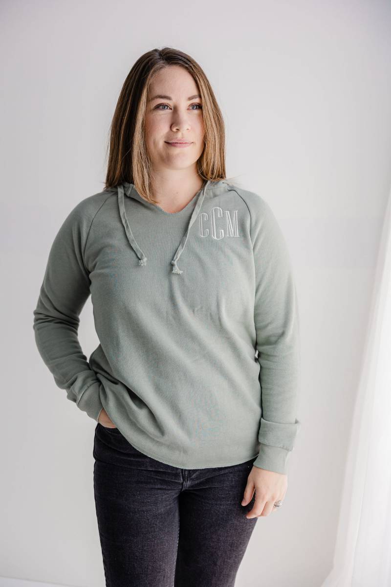 Gesticktes Monogramm Unabhängiges Womens Wave Wash Hoodie Sweatshirt - Zip Up Logo Mama Benutzerdefinierter Text Süßer Pullover Für Frauen von Flossandfable