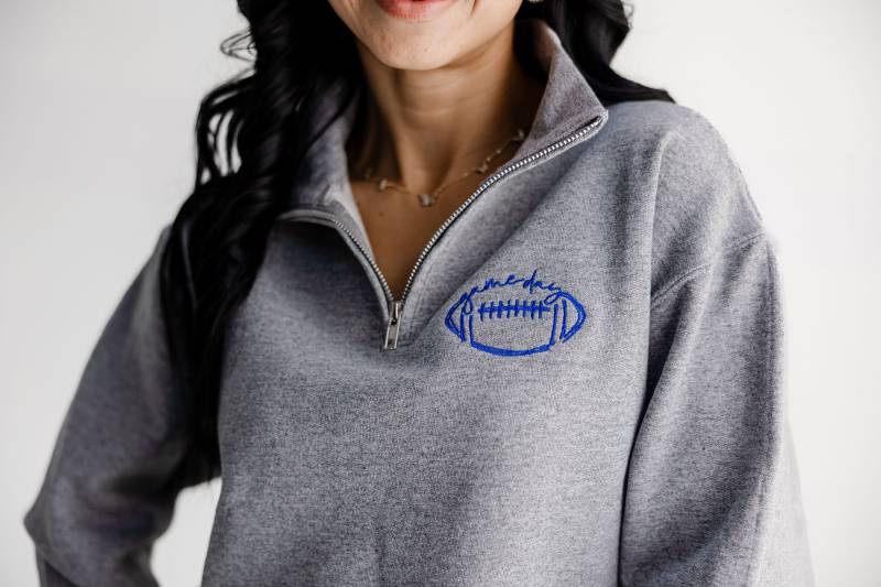 Individuell Gesticktes Game Day Viertelzip-Sweatshirt - Benutzerdefinierter Fußballpullover Damen-Teampullover von Flossandfable
