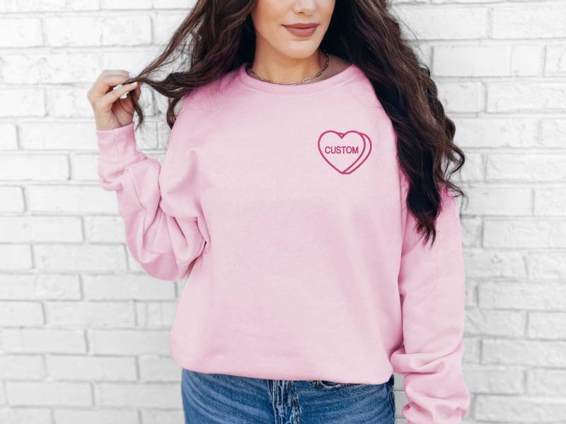 Individuell Gesticktes Konversations-Herz-Sweatshirt - Personalisierter Benutzerdefinierter Text Valentinstag-Pullover Niedlicher V-Day-Pullover von Flossandfable