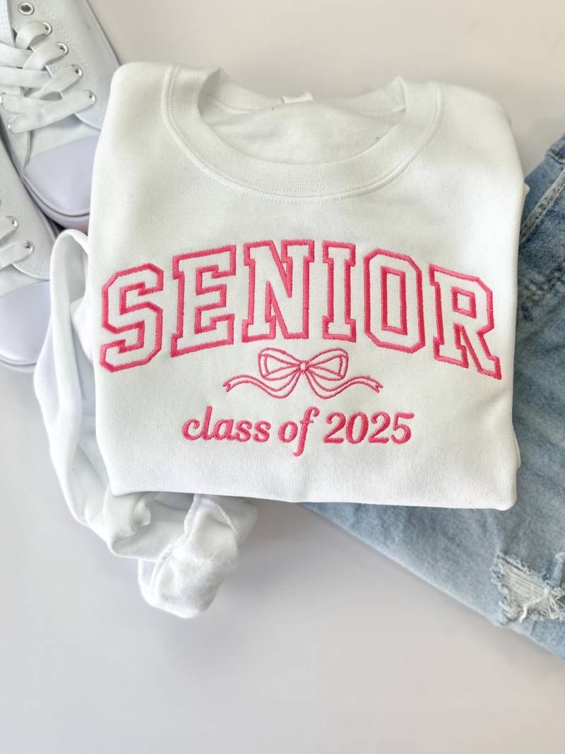 Individuell Gesticktes Senior 2025-Sweatshirt - Bestickter Abschluss-Crewneck Girly Year Pullover Klasse Von 2025 Geschenk Abschlussgeschenk von Flossandfable