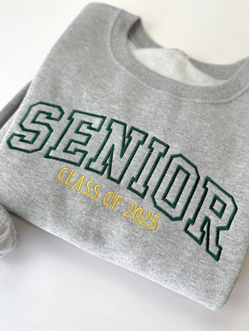 Individuell Gesticktes Senior 2025-Sweatshirt - Bestickter Abschluss-Crewneck Senior-Jungen-Jahr-Pullover Klasse Von 2025-Geschenk Abschlussgeschenk von Flossandfable