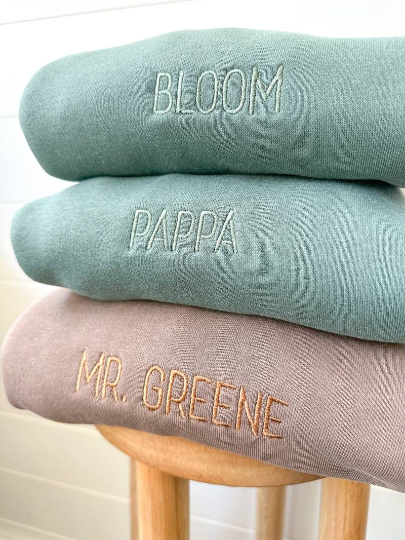 Individuelles Individual Besticktes Sweatshirt Mit Rundhalsausschnitt - Benutzerdefinierter Text Oder Logo Business Branding Urlaubs-Sweatshirt Braut von Flossandfable
