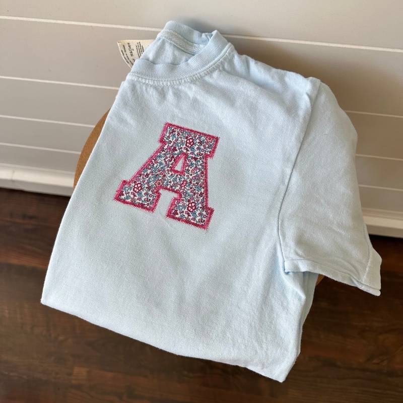 Jugend Kinder Komfort Farben Bestickte Applikation Kurzarm T-Shirt - Benutzerdefinierte Varsity Letter Liberty Of London Monogramm Shirt von Flossandfable