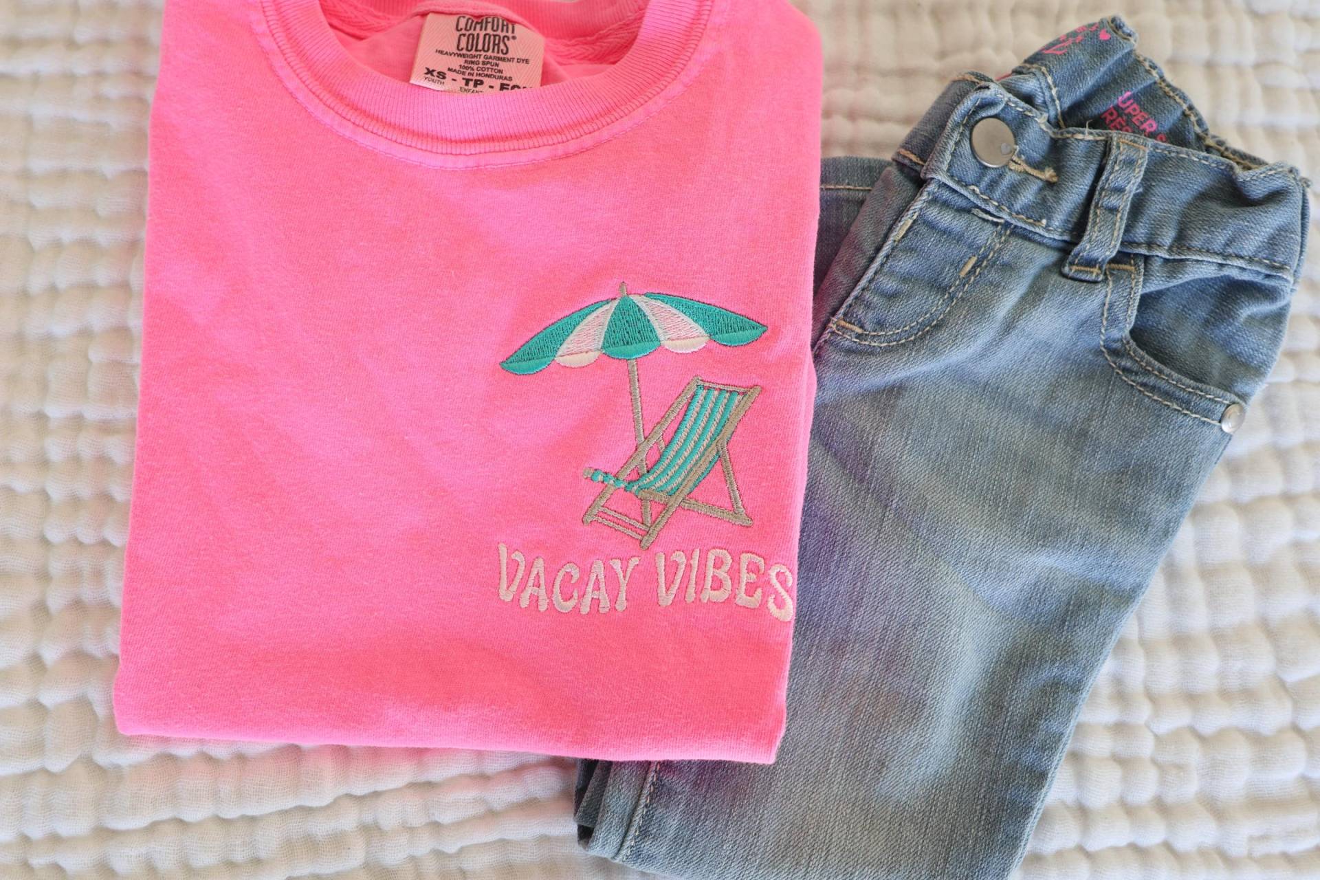 Kinder Vacay Vibes Comfort Farben Besticktes T-Shirt - Strand Shirt Familienurlaub Süßes Jugend Kinder Vacay Vibes Comfort Farben Besticktes T-Shirt - Strand Shirt Familienurlaub Süßes Jugend von Flossandfable