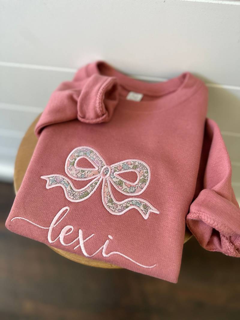 Kleinkind Benutzerdefinierte Name Applikation Sweatshirt - Personalisiertes Gesticktes Monogramm Mit Rundhalsausschnitt Blumenschleife London Of von Flossandfable