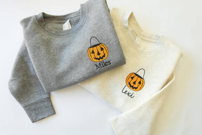 Kleinkind Kinder Kürbis Eimer Jack O Lantern Monogramed Sweatshirt - Mädchen Jungen Halloween Pullover von Flossandfable