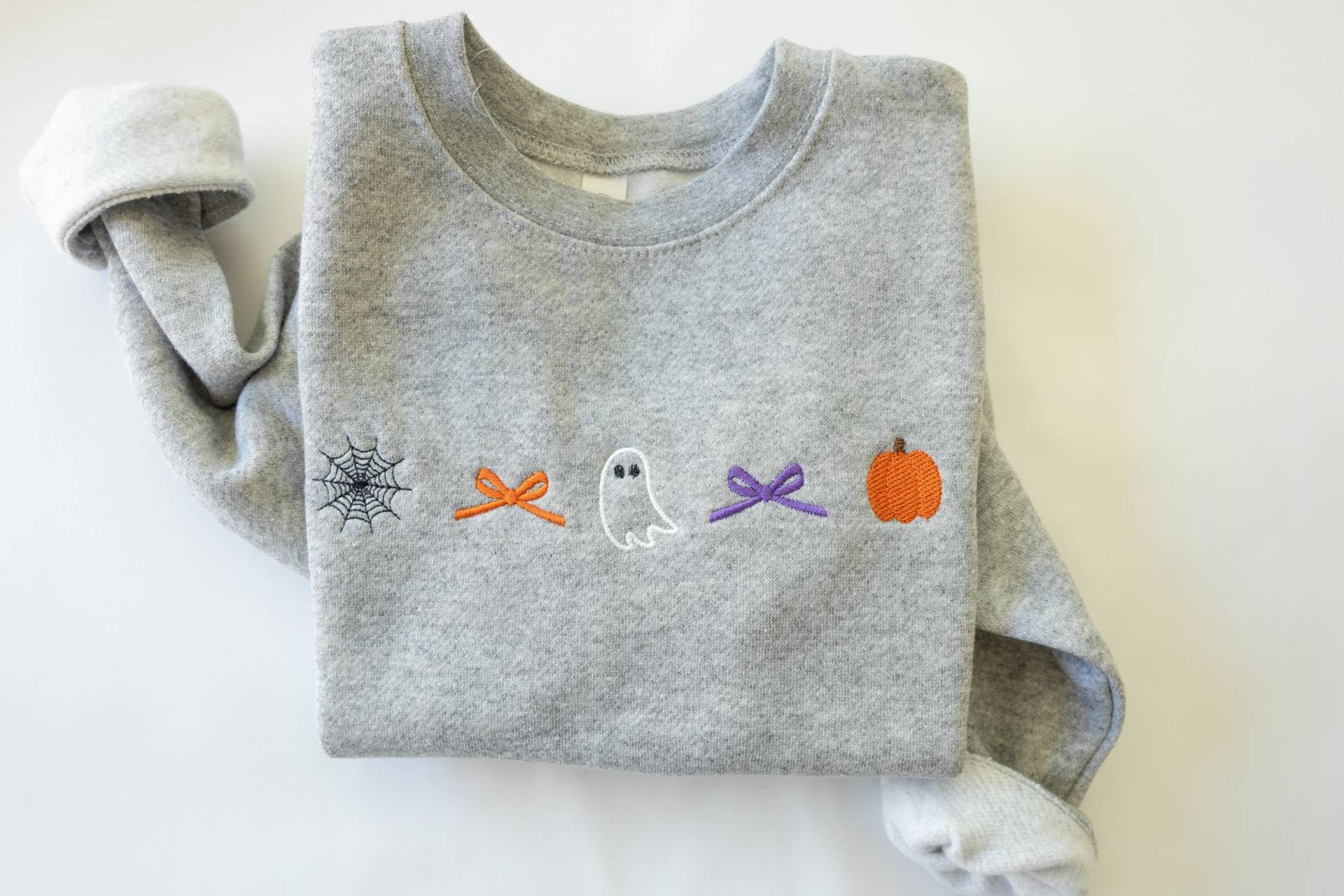 Kleinkind Mädchen Besticktes Halloween Sweatshirt Mit Rundhalsausschnitt - Halloween-Ikone Gruseliges Saison-Symbol Niedliche Herbst Kinder Crew von Flossandfable
