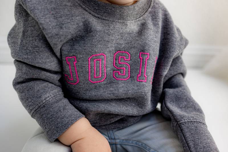 Kleinkind Name Bestickt Sweatshirt Mit Rundhalsausschnitt - Varsity Schriftzug Pullover Personalisiert Monogramm Druckschrift von Flossandfable