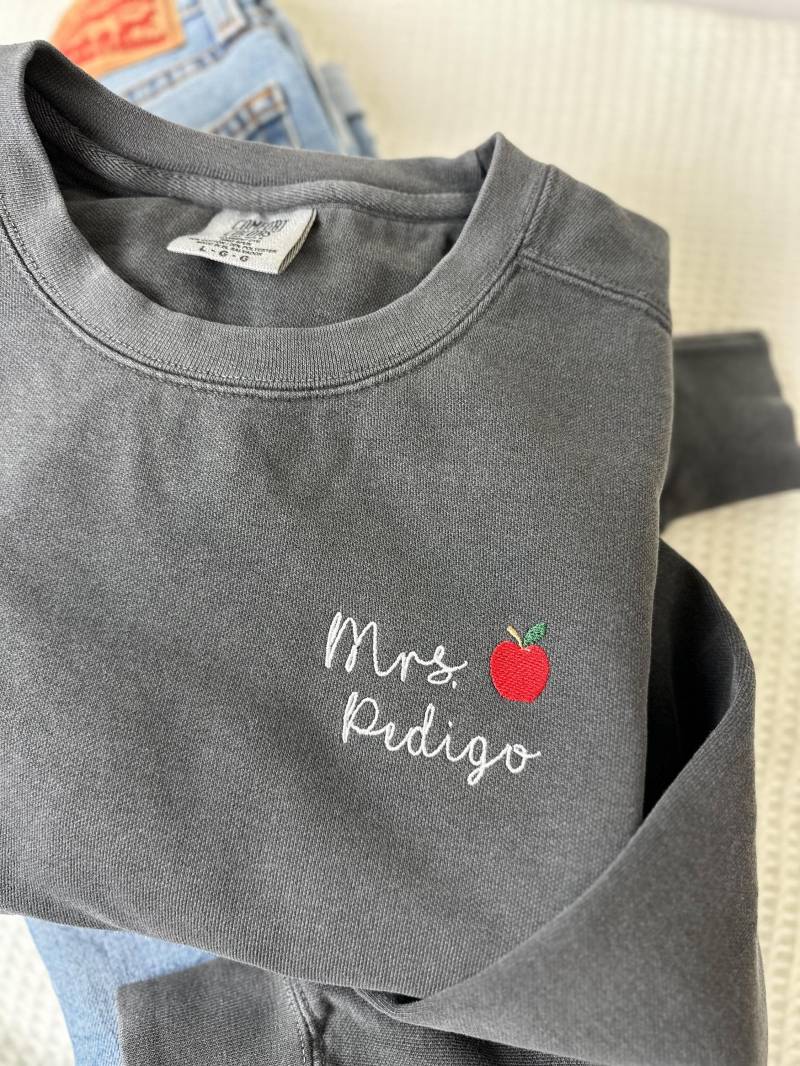 Komfort Farben Individuell Gesticktes Sweatshirt Mit Rundhalsausschnitt - Pullover Schlichtes Minimal Geschenk Für Lehrerin Personalisiert von Flossandfable