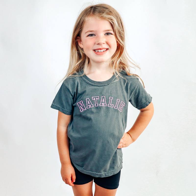 Komfortfarben Jugend Kinder Besticktes T-Shirt - Individuelles Varsity Name Kleinkind-Shirt Personalisiert Druckbuchstaben-Name von Flossandfable