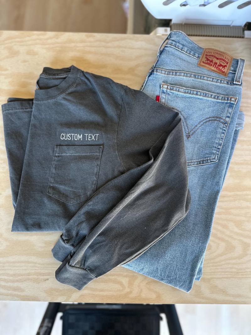 Komfortfarben Besticktes Langarm-Taschen-T-Shirt - Personalisiertes Langarmhemd Name Des Unternehmens Benutzerdefinierter Text Oder Phrase von Flossandfable