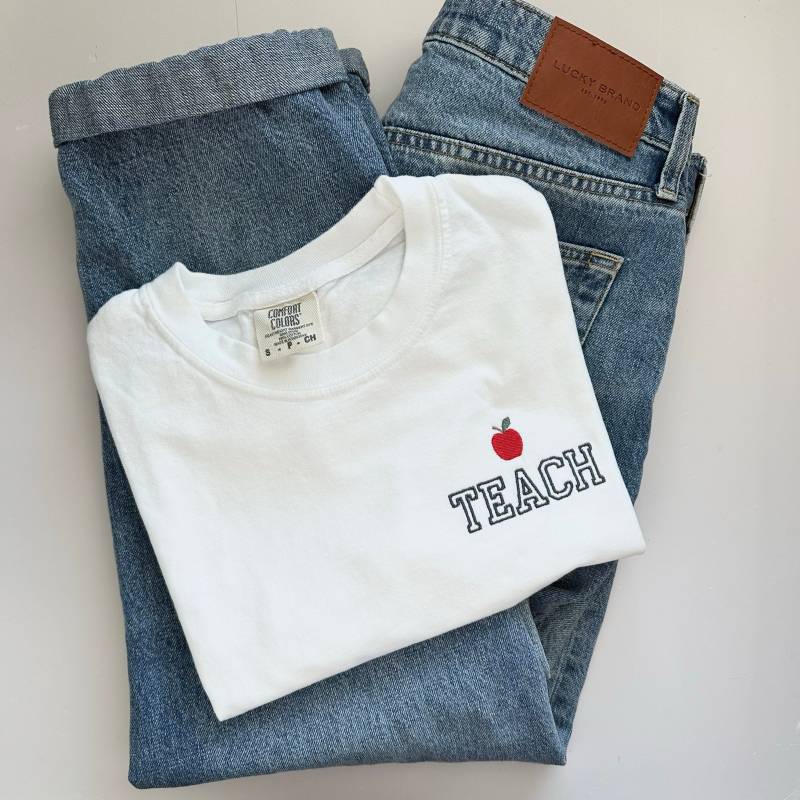 Komfortfarben Besticktes Teach-Kurzarm-Shirt - Varsity-Brief Lehrer Apfel Geschenk Für von Flossandfable