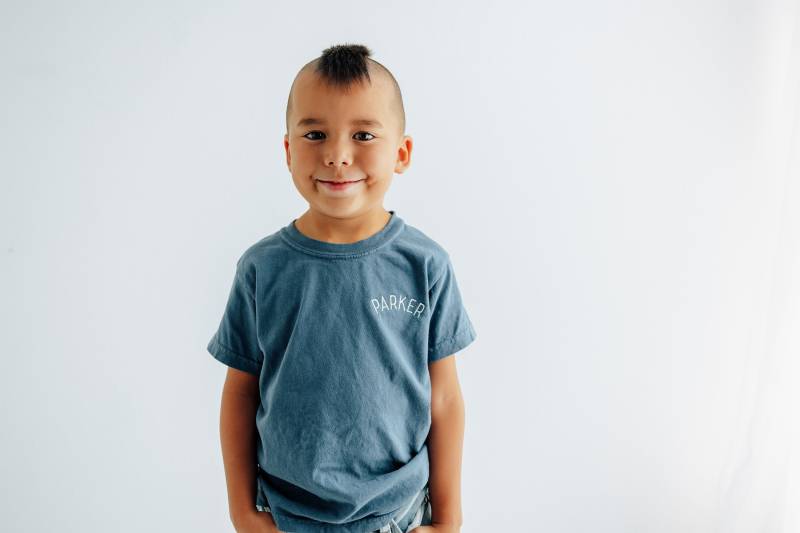 Komfortfarben Jugend Kinder Besticktes T-Shirt - Geschwungenes Namens-T-Shirt Kleinkind-Shirt Personalisiert Spitzname von Flossandfable