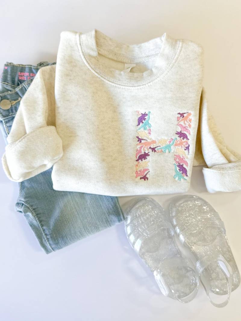 Mädchen Individuell Gesticktes Dinosaurier-Anfangs-Sweatshirt - Personalisiertes Dino-Monogramm-Sweatshirt Besticktes Niedliches Dino-Sweatshirt Mit von Flossandfable