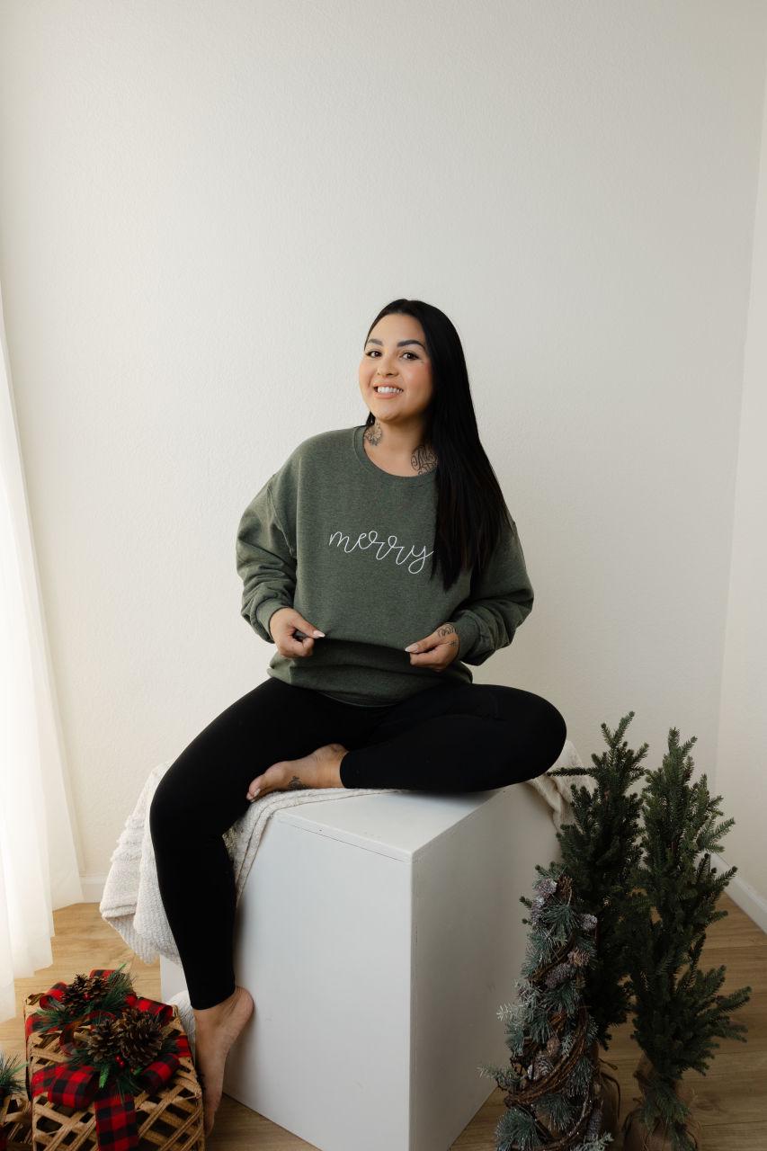 Merry Scripted Besticktes Crew-Sweatshirt - Frauen Urlaub Sweatshirt Individuell Bestickt Süßer Weihnachts-Crewneck-Pullover Schriftart von Flossandfable