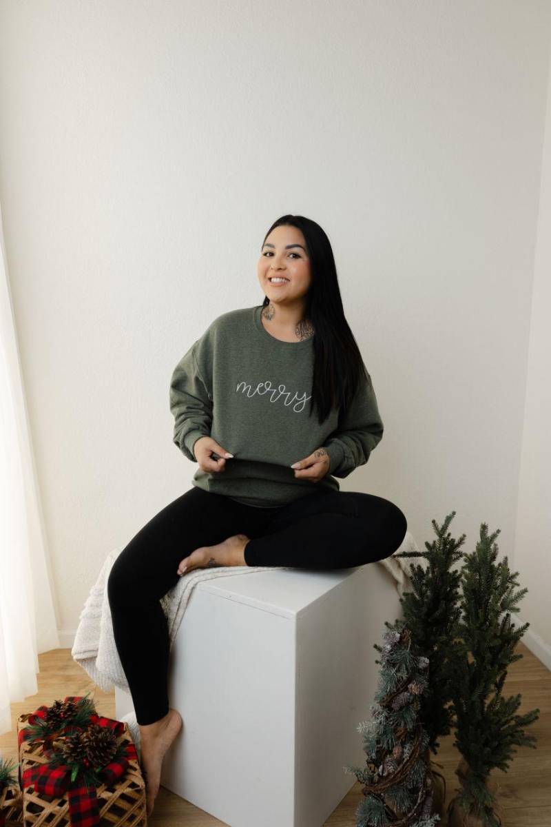 Merry Scripted Besticktes Crew-Sweatshirt - Frauen Urlaub Sweatshirt Individuell Bestickt Süßer Weihnachts-Crewneck-Pullover Schriftart von Flossandfable