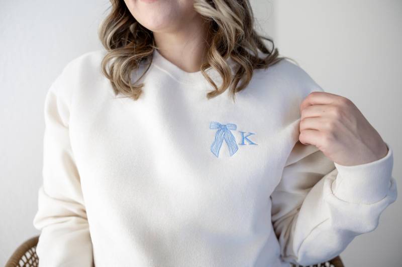 Personalisierte Schleife Monogramm Initial Sweatshirt - Benutzerdefinierte Girly Coquette Pullover Geschenk Für Sie Brautparty Brautjungfer von Flossandfable