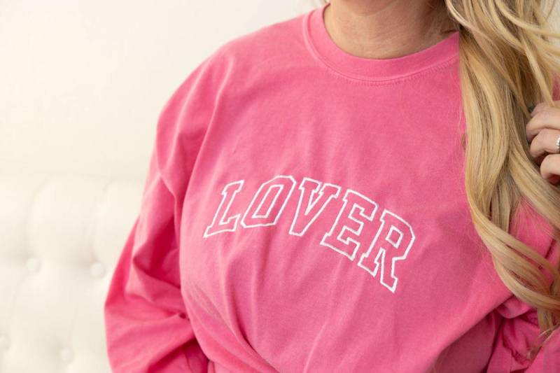 Valentines Varsity Lover Langarm Shirt - Comfort Colors T-Shirt V Day Süßes College Lettering von Flossandfable