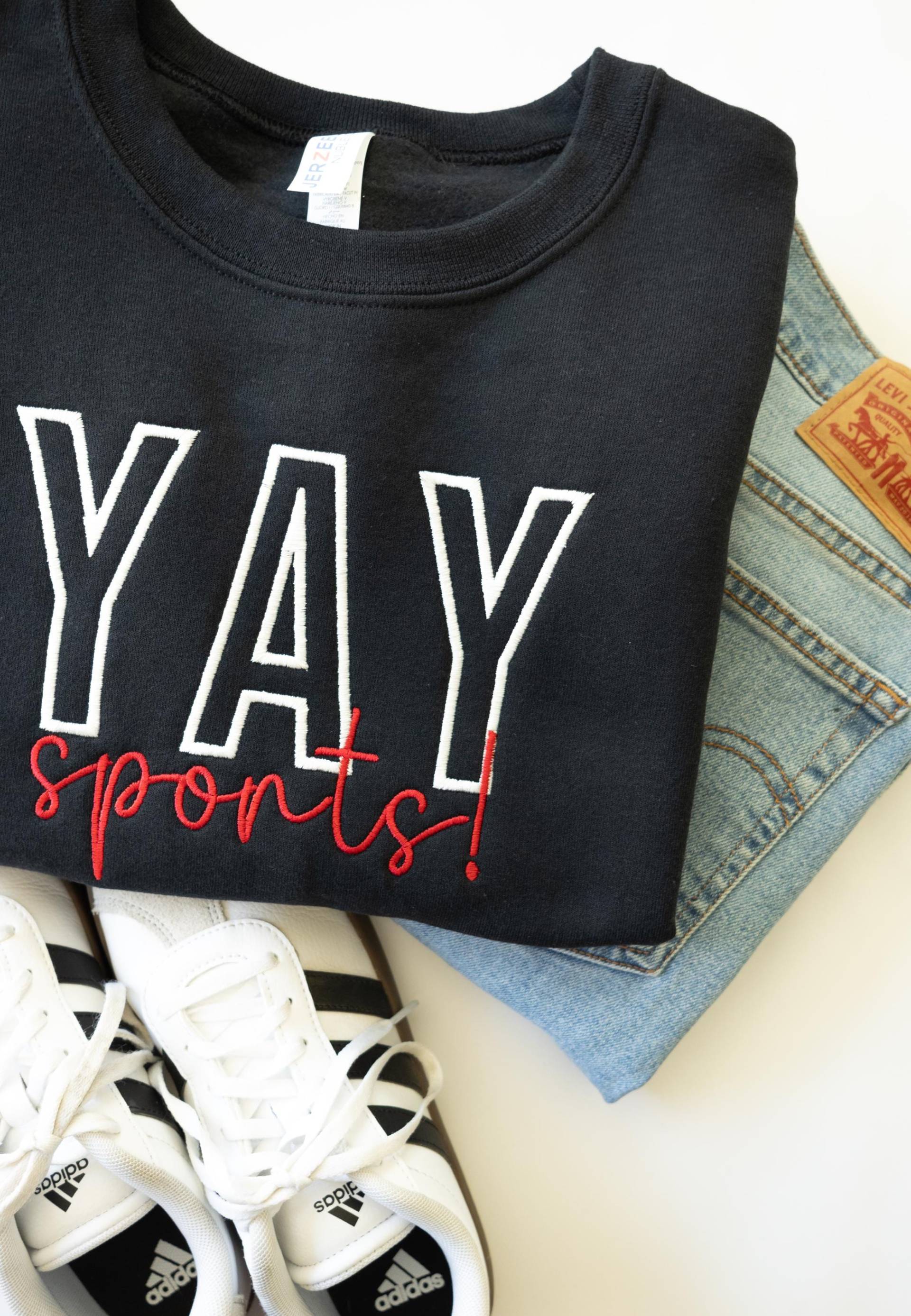 Yay Sports Bestickte Crew - Fußball-Sweatshirt Personalisiertes Team Tailgate-Pullover Lustiges Sportästhetik-Pullover Rundhals-Sweatshirt von Flossandfable