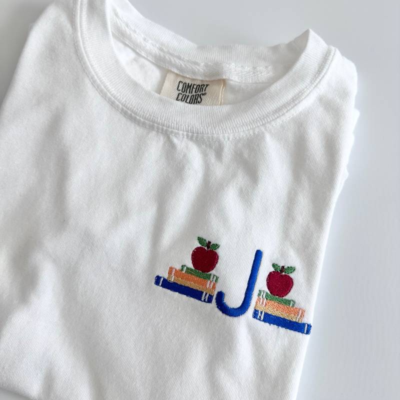 Zurück Zu Schulkinder Jugend Komfort Farben Gesticktes Monogramm T-Shirt - Buchstütze Besticktes Kleinkind Shirt Buch Apfel -Monogramm Name von Flossandfable