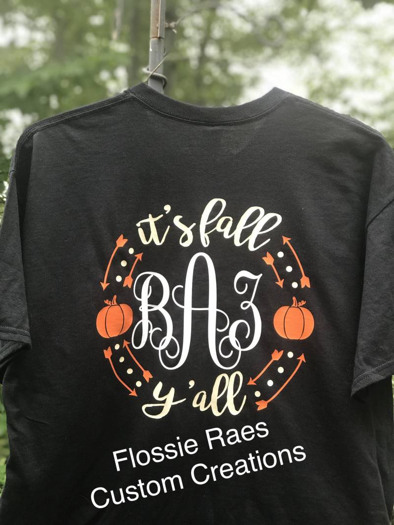 Damen Herbst Monogramm Kürbis Shirt, It's Fall Y'all T-Shirt, T-Shirt, Kranz Monogramm, Kürbisshirt Damen Herbst Monogramm Kürbis Shirt, It's Fall Y'all T-Shirt, T-Shirt, Kranz Monogramm, Kürbisshirt von FlossieRaes