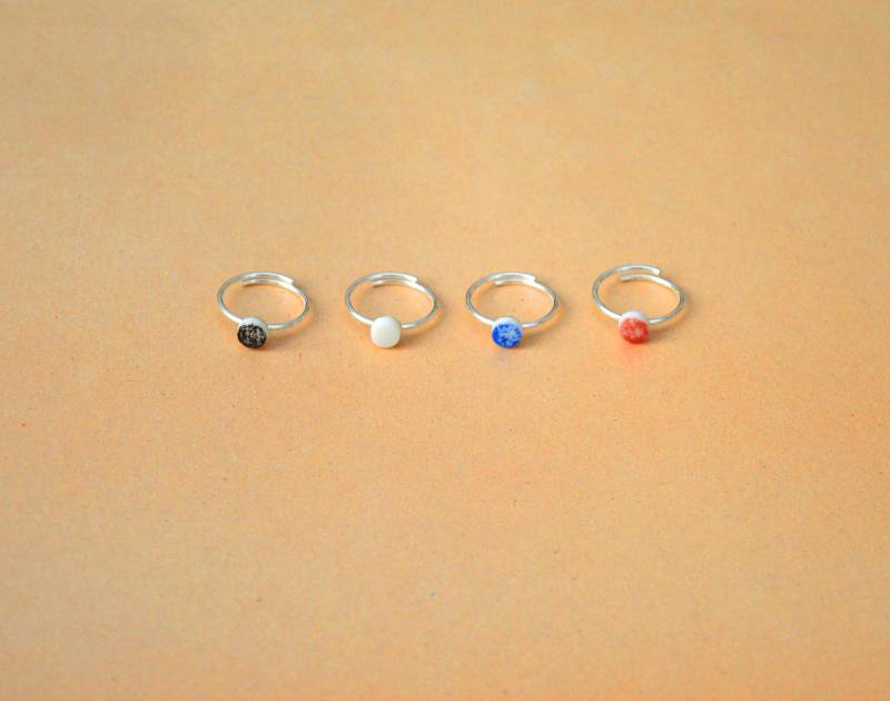 Gepunkteter Ring Aus Porzellan Gepunkteter Ring Aus Porzellan von Floti