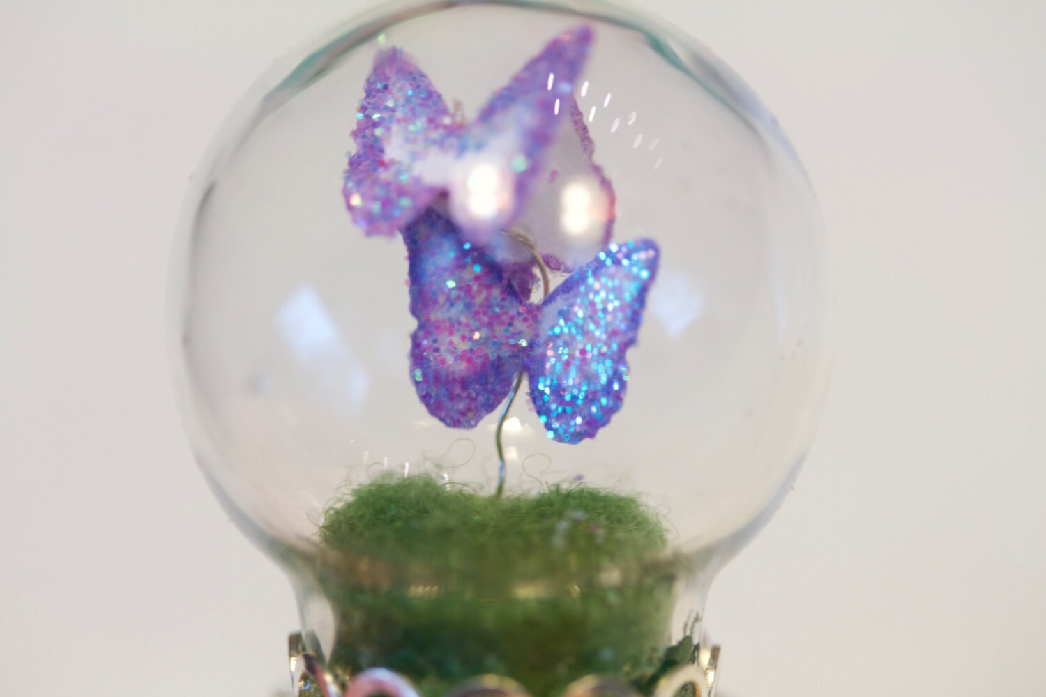 Ein Frühlingstag Tanzen Schmetterlinge Verstellbare Glas Kuppel Ring Globe Terrarium Winzigen Schnecke Gnome Fairy World Natur Ooak Waldland Glitter Ein Frühlingstag Tanzen Schmetterlinge Verstellbare Glas Kuppel Ring Globe Terrarium Winzigen Schnecke Gnome Fairy World Natur Ooak Waldland Glitter von FlotsamAndThenSome