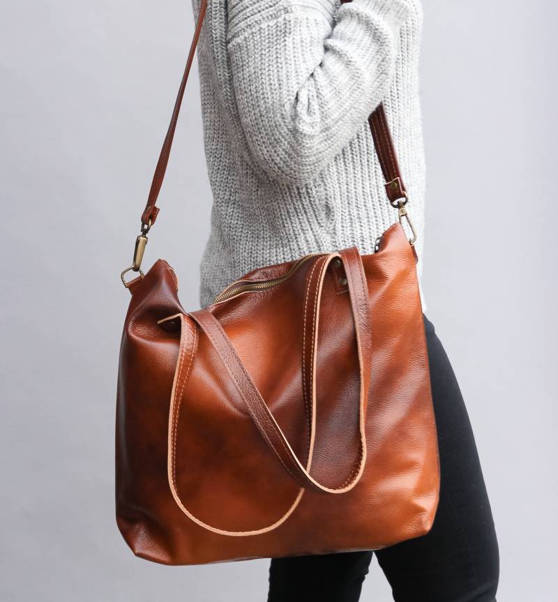 Braune Leder Schultertasche, Shopper Tasche Für Damen - Cognac Braun Einkaufstasche Große Crossbody Geldbörse Handtasche Messing Farbe Hardware von FlouBag