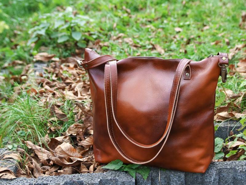 Braune Leder Shopper Tasche, Schultertasche Für Damen - Cognac Tote Große Tasche Handtasche Mit Messing Farbe Hardware Crossbody Geldbörse von FlouBag