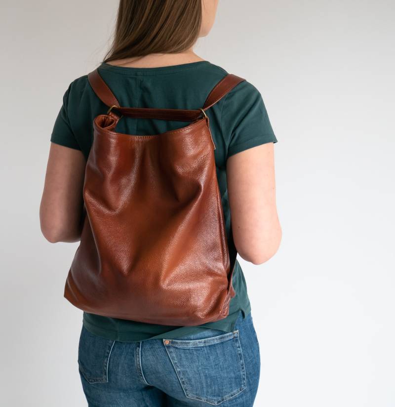 Convertible Cognac Rucksack, Braune Schultertasche, Distressed Leder Backpack Handtasche Aus Hobo Bag, Laptop Crossbody Geldbörse von FlouBag