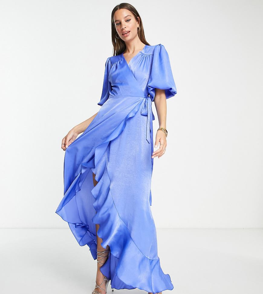 Flounce London Tall - Satin-Maxikleid im Wickeldesign in Hellblau mit Puffärmeln von Flounce London Tall