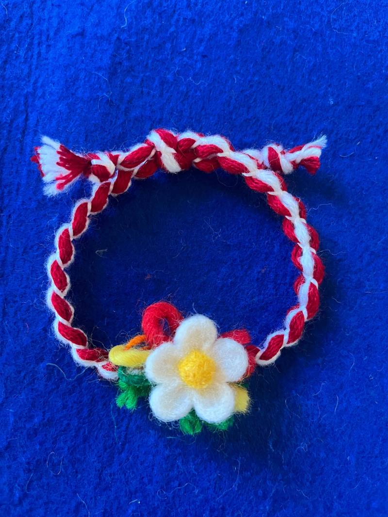 Merino Wolle Martenitsa Armband, Weiße Oder Rote Blume Merino Wolle Martenitsa Armband, Weiße Oder Rote Blume von FlourishBG