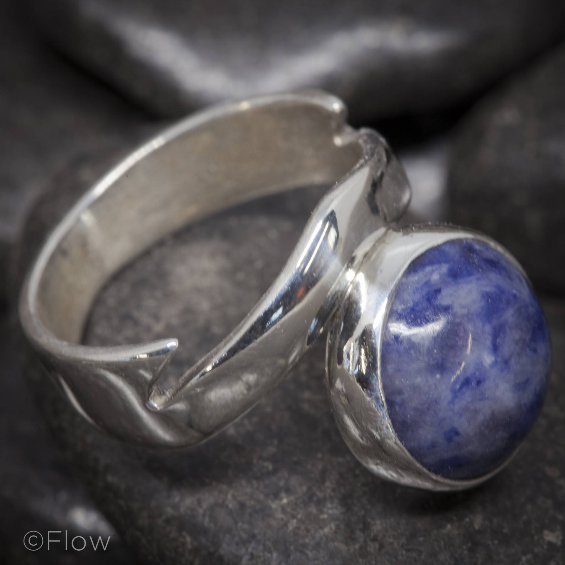 Cantilever Ring, Helles Sterlingsilber Mit Blauem Sodalith, Us Gr. 7 Cantilever Ring, Helles Sterlingsilber Mit Blauem Sodalith, Us Gr. 7 von FlowStudioJewelry
