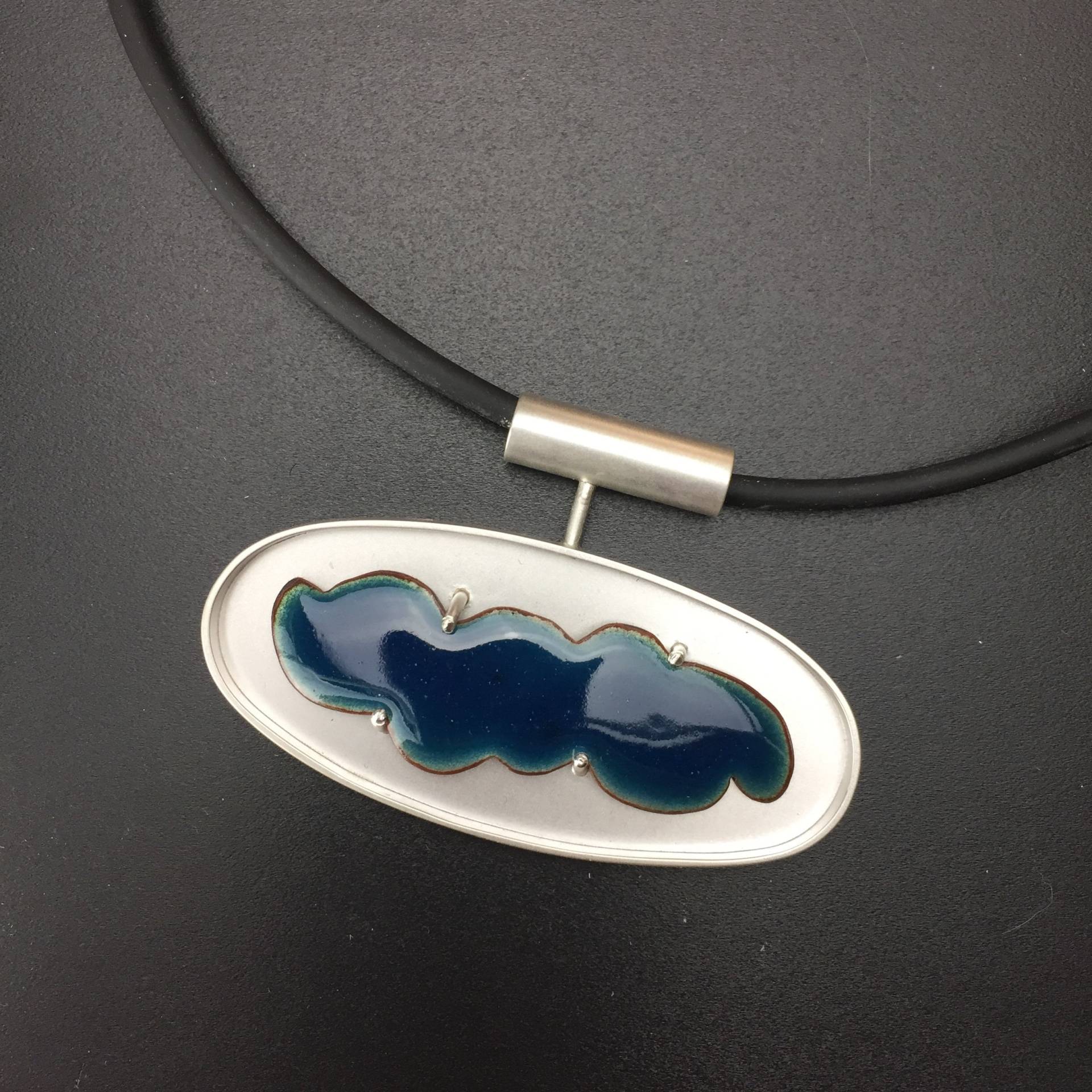 Emaillierter Blauer Wolkenanhänger Aus Tiefem Petrol in Sterling Silber Mit Seidenartiger Oberfläche Emaillierter Blauer Wolkenanhänger Aus Tiefem Petrol in Sterling Silber Mit Seidenartiger Oberfläche von FlowStudioJewelry