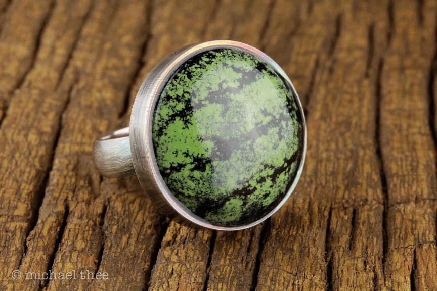 Statement Ring Sgraffito Emaille Cabochon in Grün "Türkis" , Sterling Silber Gr. 8, 5, Verspielter Faux Edelstein, Ungewöhnlich." Statement Ring Sgraffito Emaille Cabochon in Grün "Türkis" , Sterling Silber Gr. 8, 5, Verspielter Faux Edelstein, Ungewöhnlich." von FlowStudioJewelry