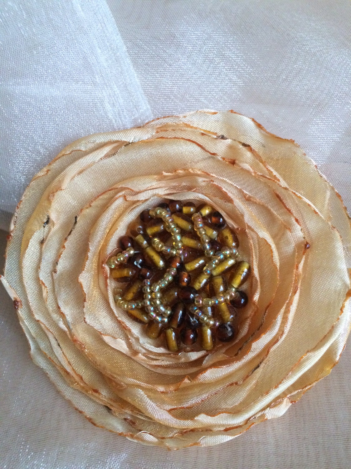 Beige Organza Brosche, Blumen Einzigartige Handgemachte Valentinstag Geschenk, Mädchen Frauen Accessoire, Geschenk Für Sie von FlowerAllOverByMK