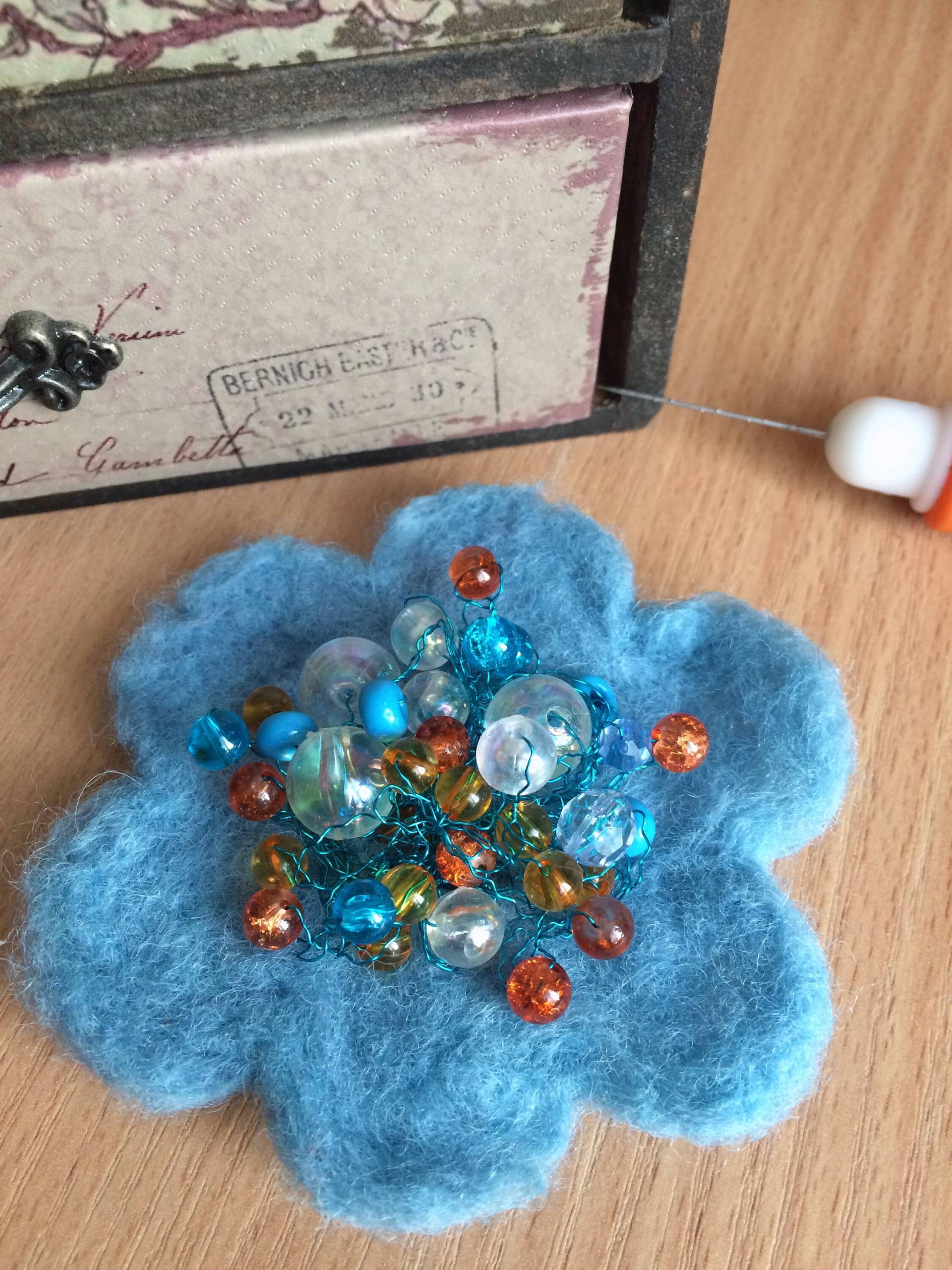 Blaue Blume Brosche, Einzigartige Gefilzte Handgemachte Weihnachtsgeschenk, Winter Accessoire, Geschenk Für Sie, Frauen Wolle Schmuck von FlowerAllOverByMK