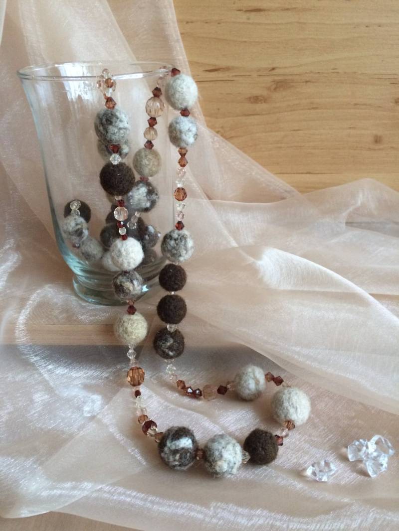 Braune Gefilzte Ball-Halskette, Handgemachte Filz-Halskette, Woll-Halskette, Winter-Accessoire, Frauen Accessoire, Wollschmuck, Weihnachtsgeschenk von FlowerAllOverByMK