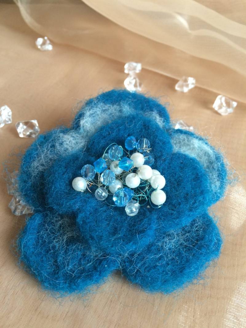 Gefilzte Brosche, Blaugrüne Blumen Handgemachte Filz Weihnachtsgeschenk, Winter Accessoire, Geschenk Für Sie, Frauen Wolle Schmuck von FlowerAllOverByMK