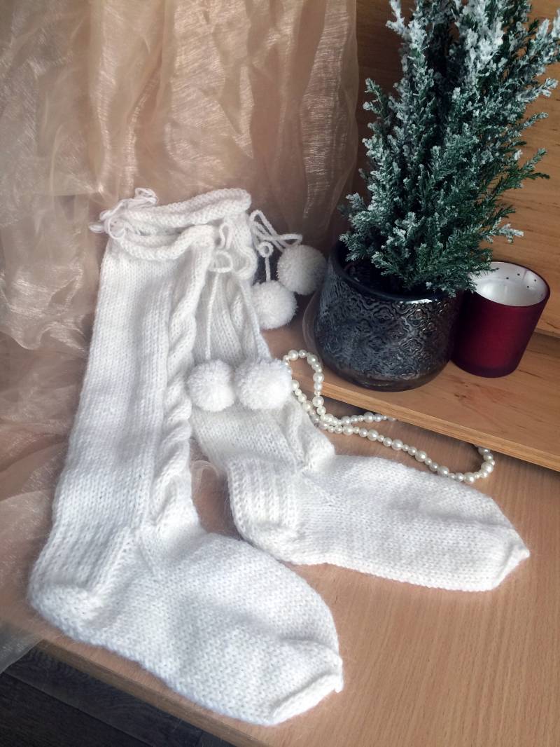Handgestrickte Lange Frauensocken, Milchweiße Warme Wintersocken, Socken Mit Bommeln, Handgemachte Zöpfen, Gemütliche Socken, Geschenk Für Sie von FlowerAllOverByMK